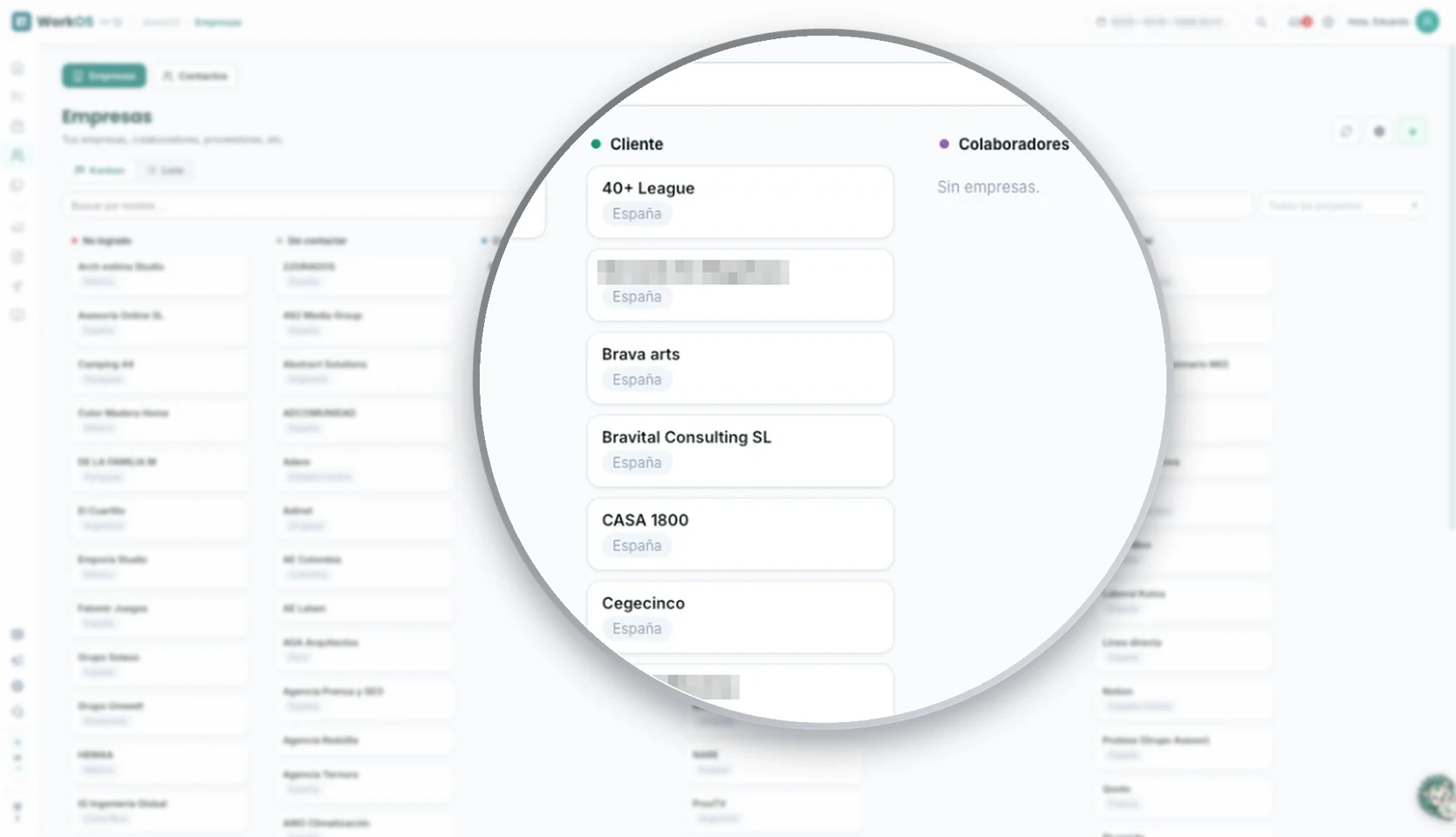 Prawdziwy zrzut ekranu CRM WorkOS w widoku Kanban z lupą nad kolumnami Klient i Współpracownicy: każda firma z krajem; pozostałe kolumny i nazwiska osób są zamazane