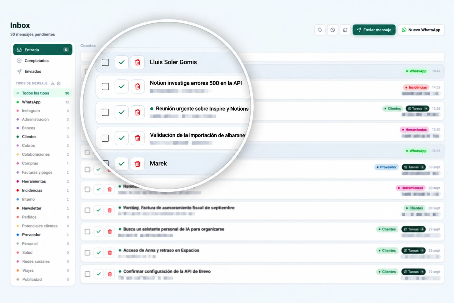 Zrzut ekranu zunifikowanego Inboxa WorkOS z lupą nad wiadomościami: poczta i WhatsApp w jednej skrzynce, z kolorowymi typami wiadomości, licznikami według typu i szybkimi akcjami w każdym wierszu